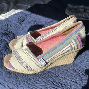 Cute wedged striped Tom’s size 7.5
